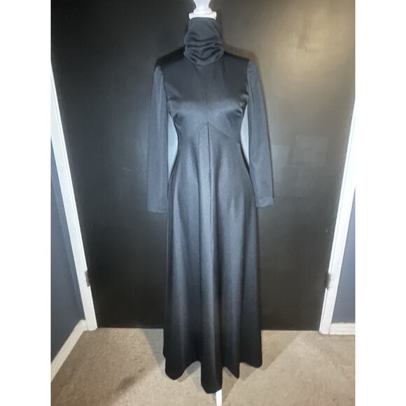 VTG. black maxi dress–Ruched funnel neck,covered buttons,long sleeve,ILGWU,USA - Picture 2 of 14